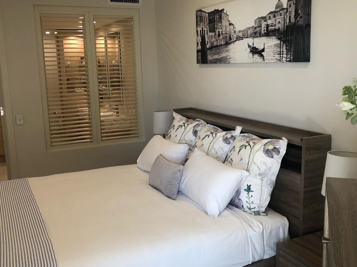 Grand Mercure Allegra Hervey Bay Exterior photo A bedroom with plantation shutters