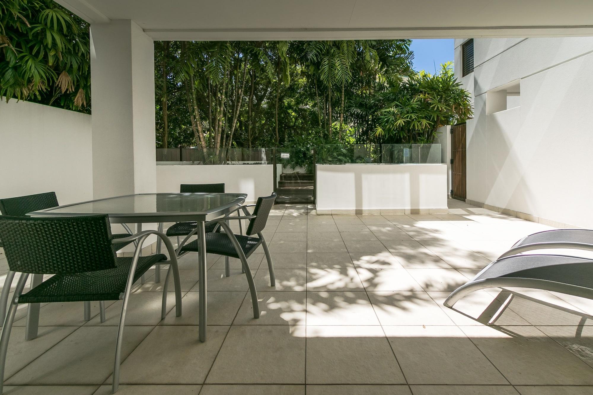 Grand Mercure Allegra Hervey Bay Exterior photo The courtyard of a typical apartment at the complex