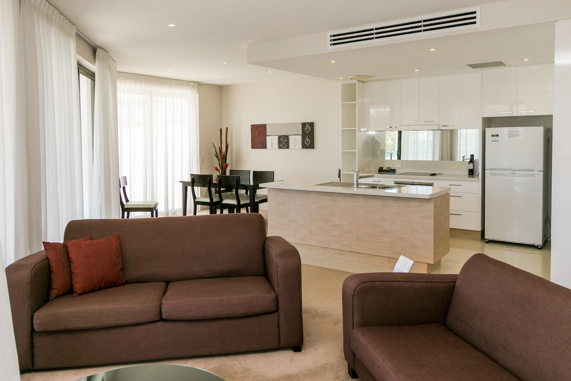 Grand Mercure Allegra Hervey Bay Exterior photo A living room with a kitchen
