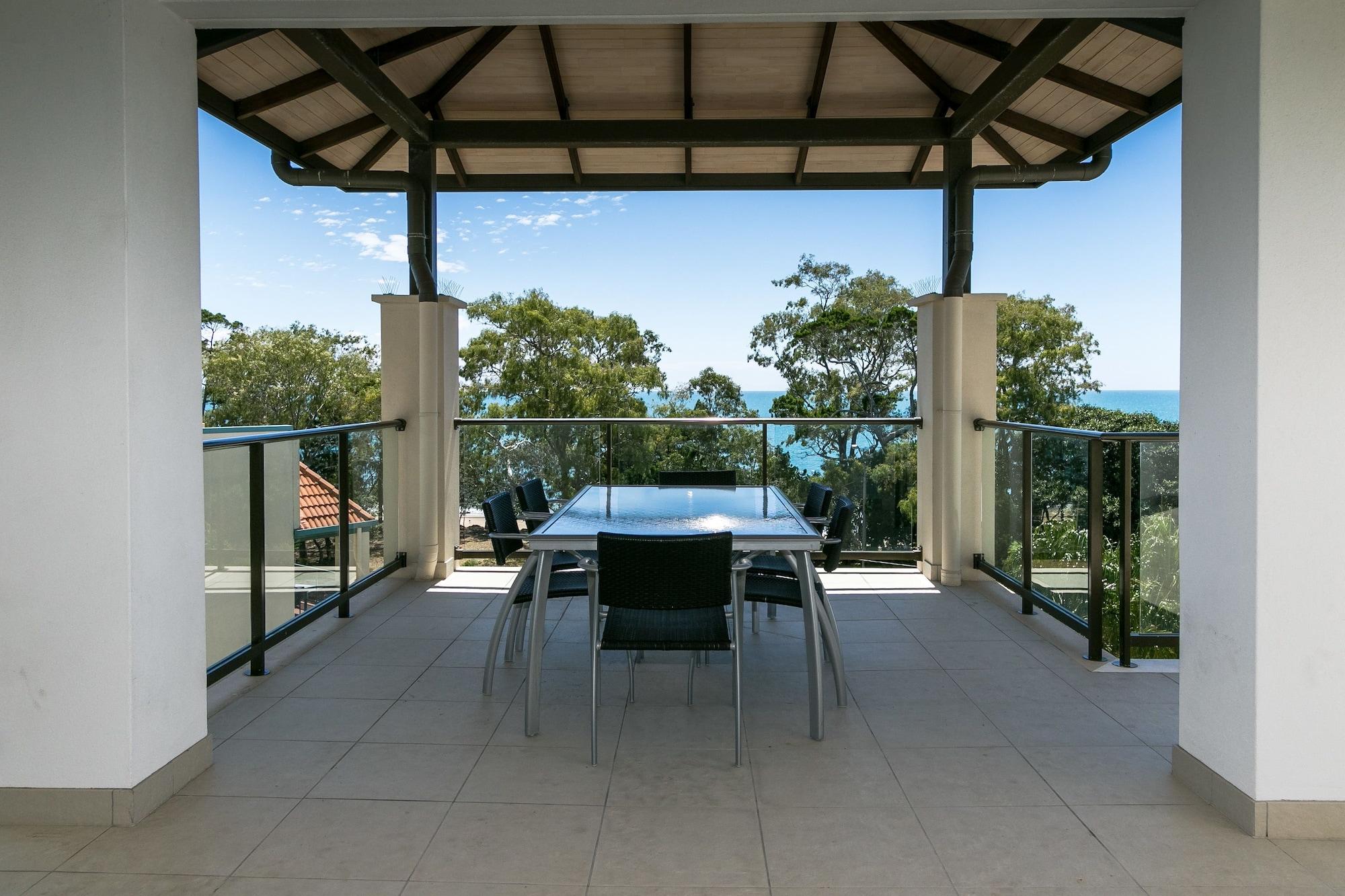 Grand Mercure Allegra Hervey Bay Exterior photo A balcony