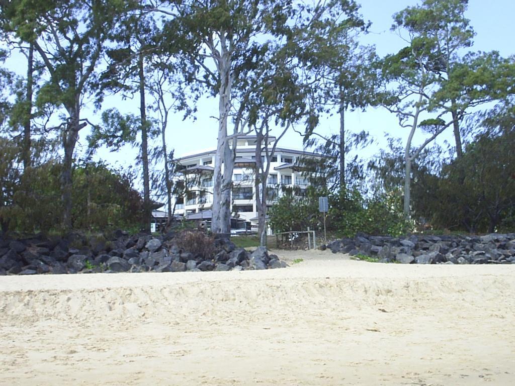 Grand Mercure Allegra Hervey Bay Exterior photo The beach at the resort