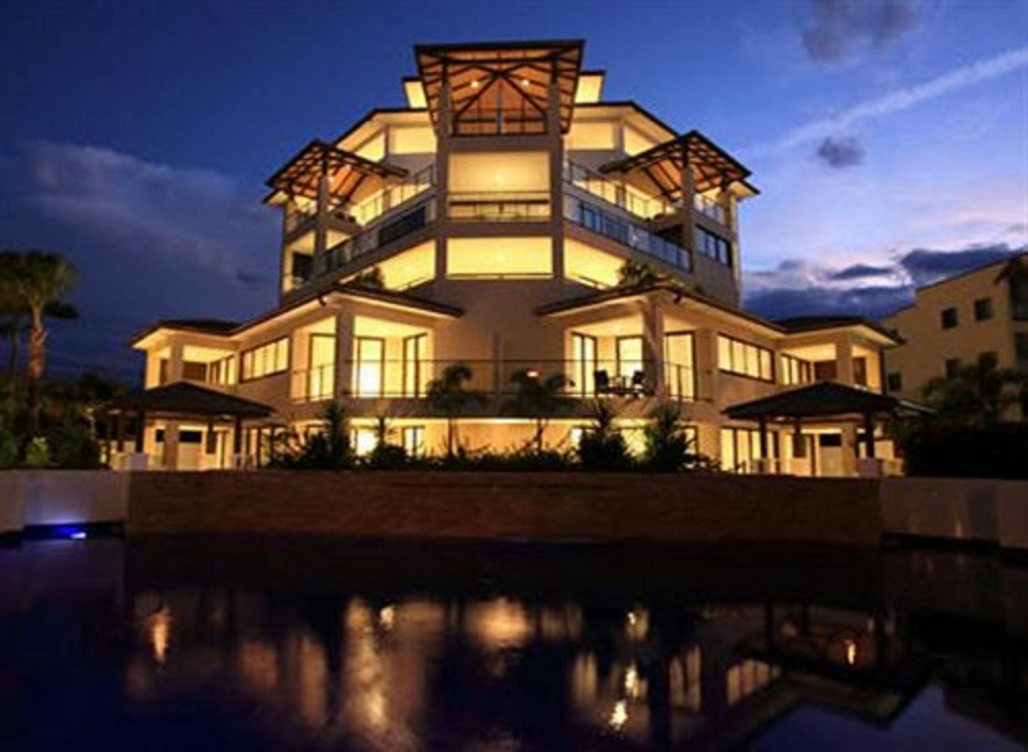 Grand Mercure Allegra Hervey Bay Exterior photo The Royal