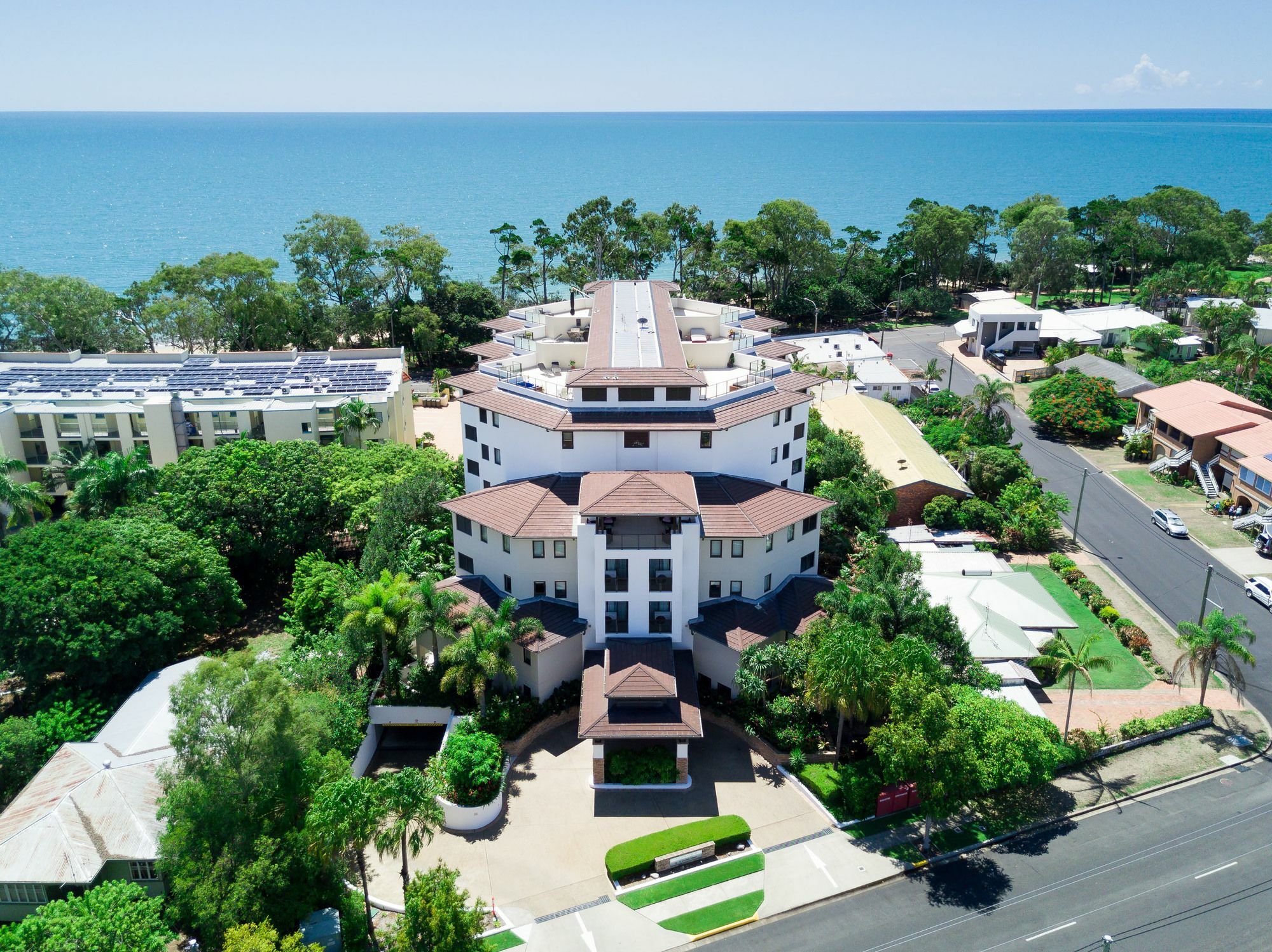 Grand Mercure Allegra Hervey Bay Exterior photo Aerial view of the complex