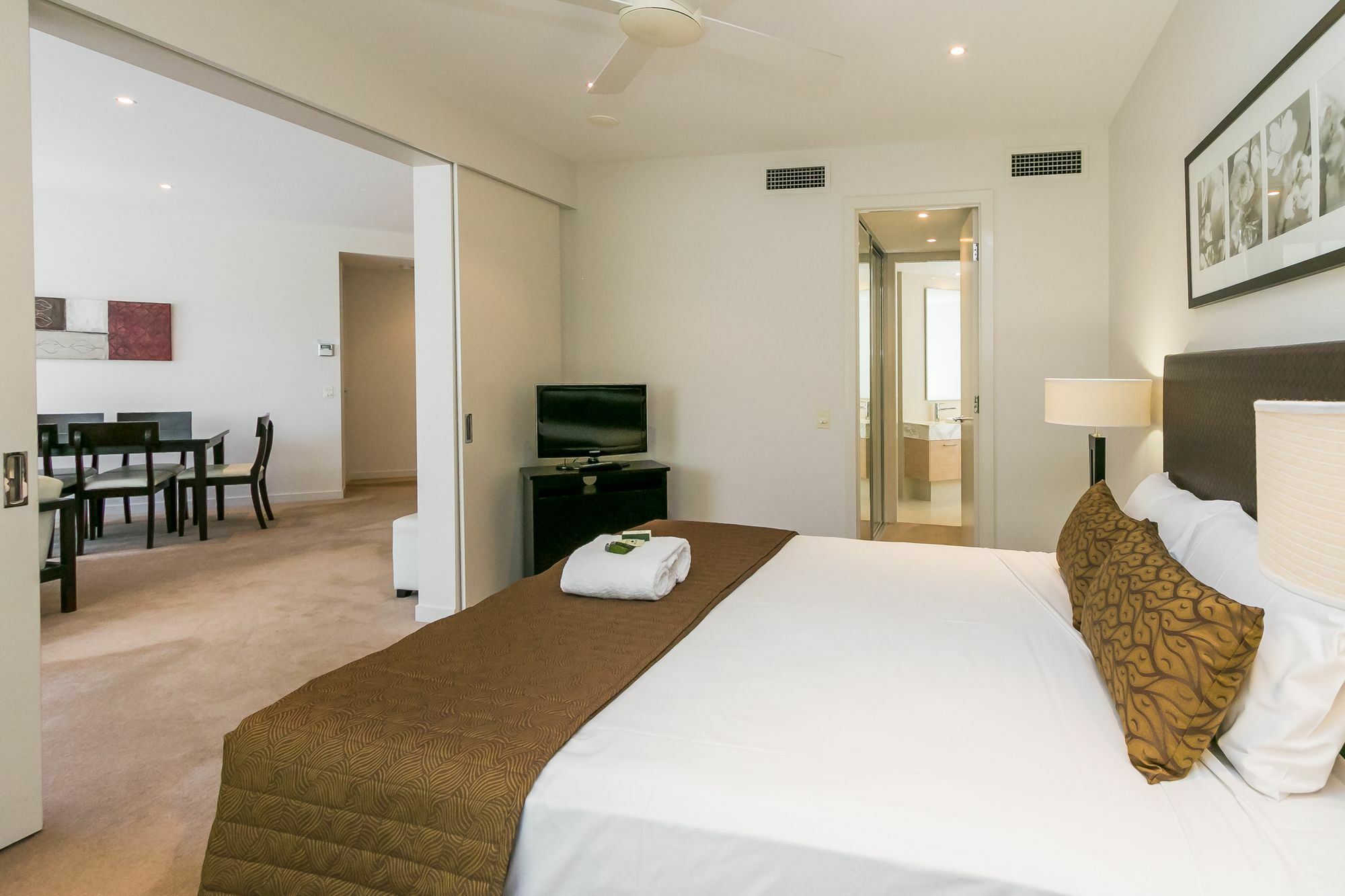 Grand Mercure Allegra Hervey Bay Exterior photo A bedroom at the Mantra on Lake Orr